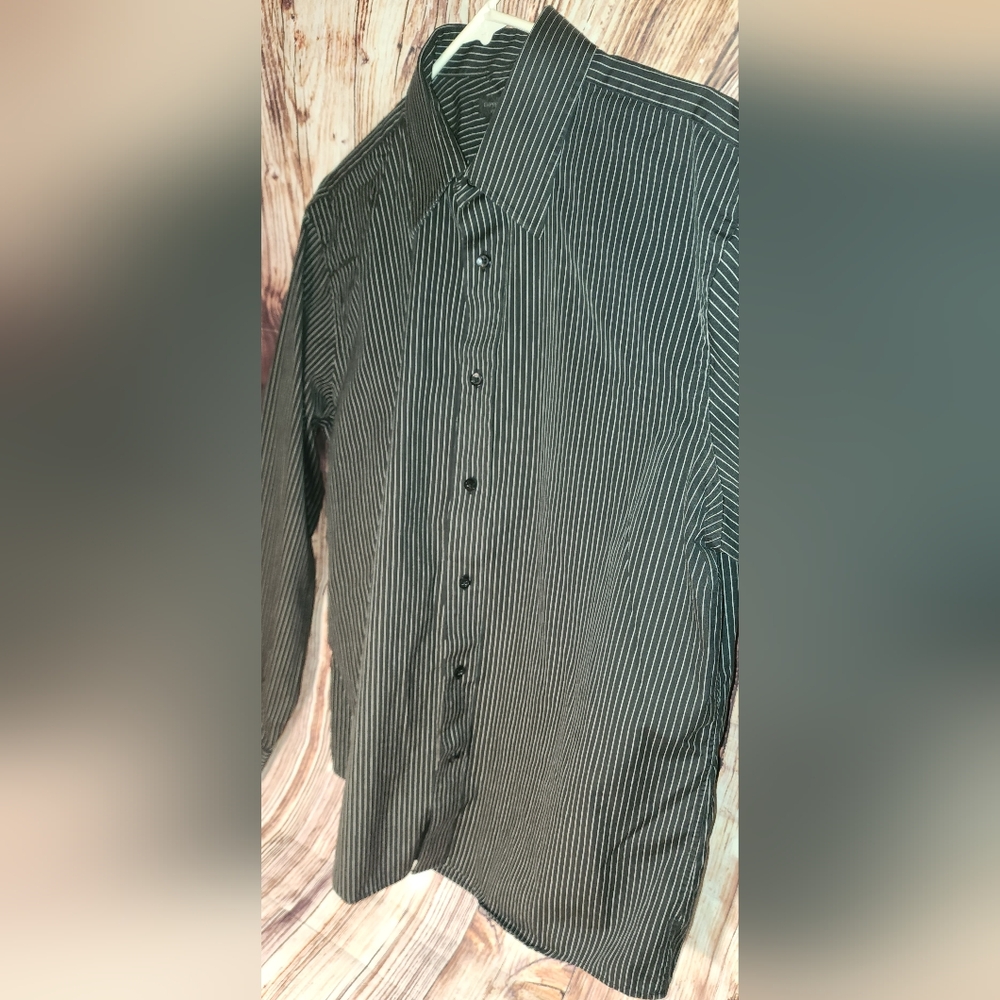 Express button-up shirt - Picture 2 of 4